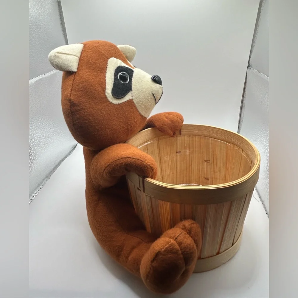 Avon NOS VTG Woodland Harvester Basket w/ Soft Flannel Raccoon